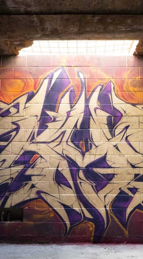 Graffiti tridimensional estilo wildstyle sobre muro