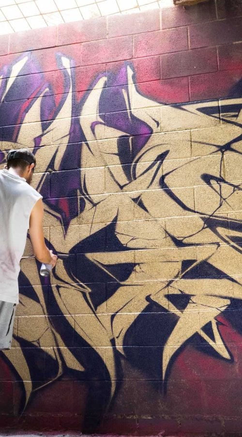 Graffiti tridimensional estilo wildstyle sobre muro