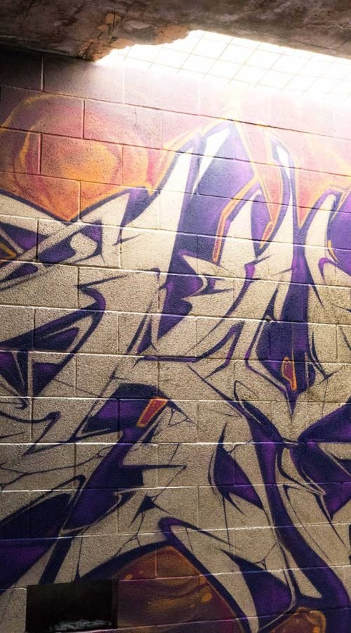 Graffiti tridimensional estilo wildstyle sobre muro