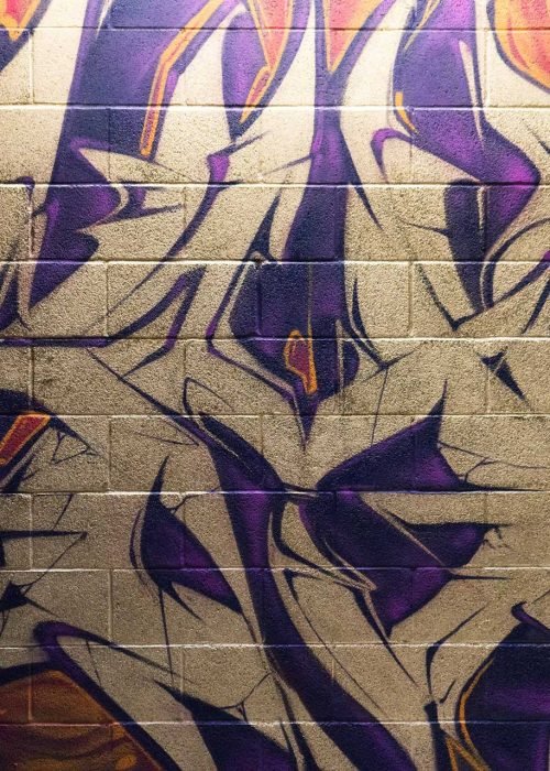 Graffiti tridimensional estilo wildstyle sobre muro