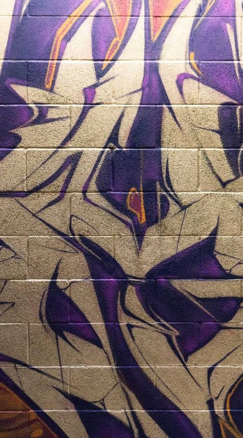 Graffiti tridimensional estilo wildstyle sobre muro