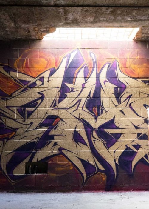 Graffiti tridimensional estilo wildstyle sobre muro