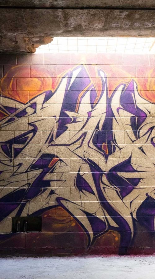 Graffiti tridimensional estilo wildstyle sobre muro
