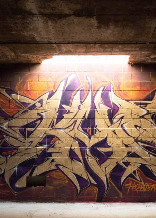 Graffiti tridimensional estilo wildstyle sobre muro