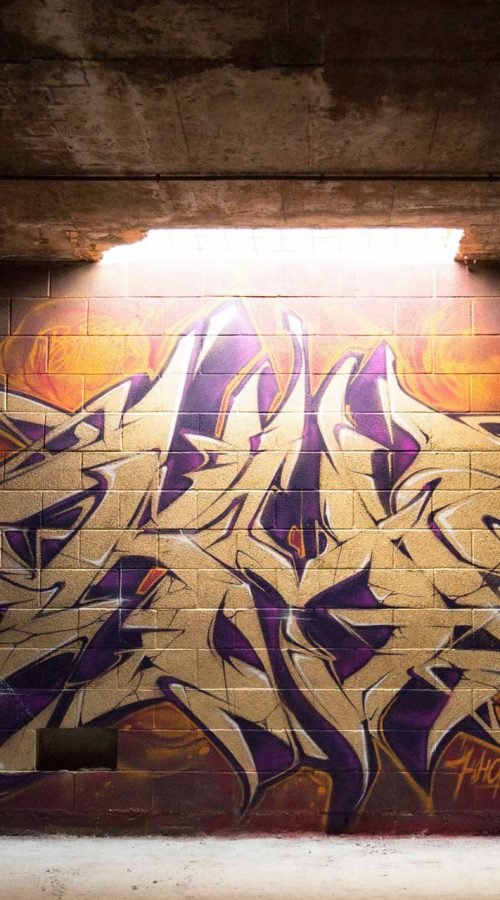 Graffiti tridimensional estilo wildstyle sobre muro