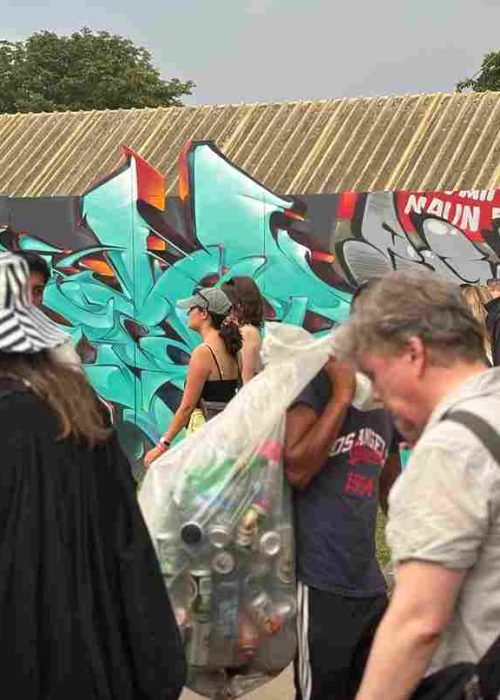 Proceso de pintura de mural 3D con líneas guía y sombreado