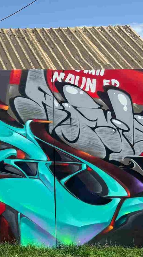 Proceso de pintura de mural 3D con líneas guía y sombreado