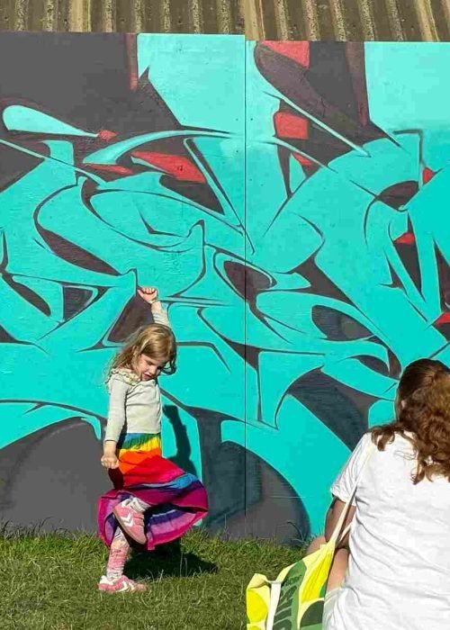 Proceso de pintura de mural 3D con líneas guía y sombreado