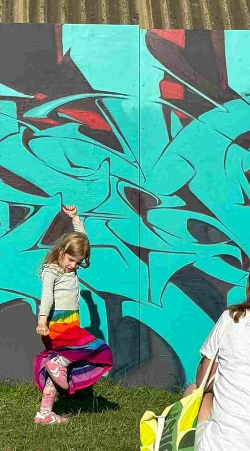 Proceso de pintura de mural 3D con líneas guía y sombreado