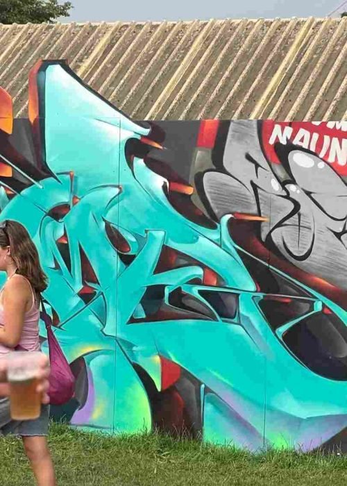 Proceso de pintura de mural 3D con líneas guía y sombreado