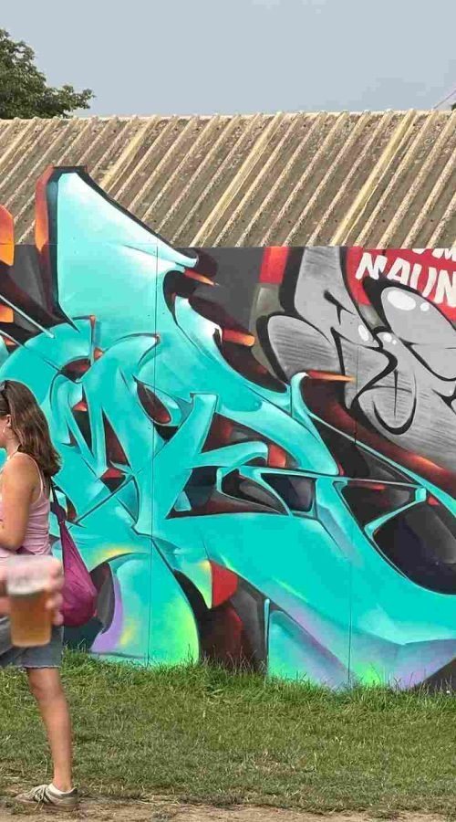 Proceso de pintura de mural 3D con líneas guía y sombreado