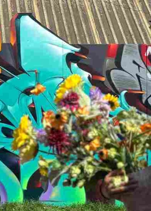 Proceso de pintura de mural 3D con líneas guía y sombreado