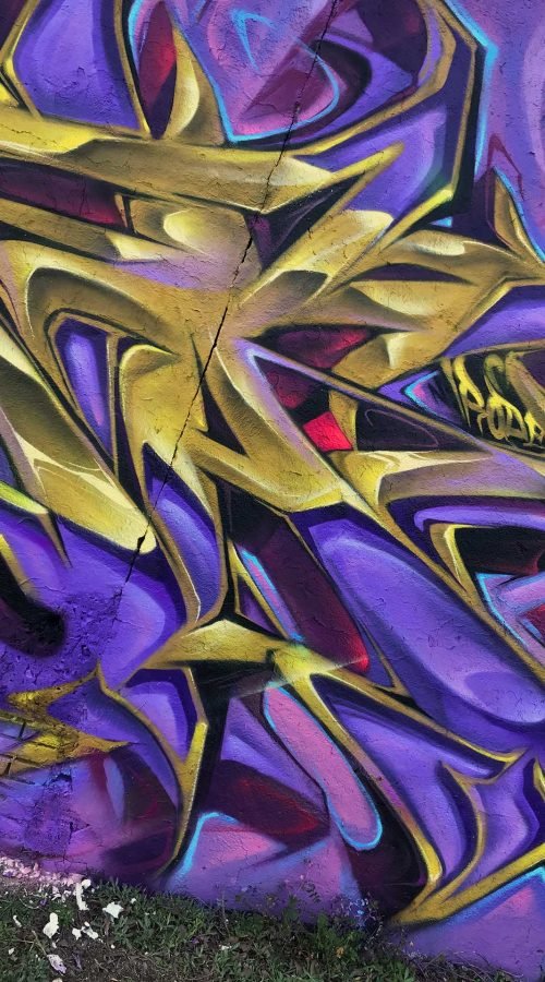 Diseño graffiti 3D wildstyle en pared urbana