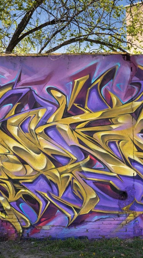 Diseño graffiti 3D wildstyle en pared urbana