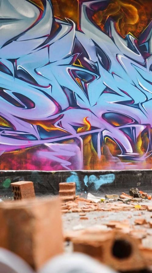 Mural de graffiti de Bob Esponja con estilo malvavisco y colores vibrantes para decorar con humor