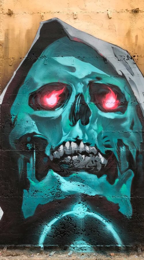 Graffiti de calavera azul con capucha y ojos rojos brillantes