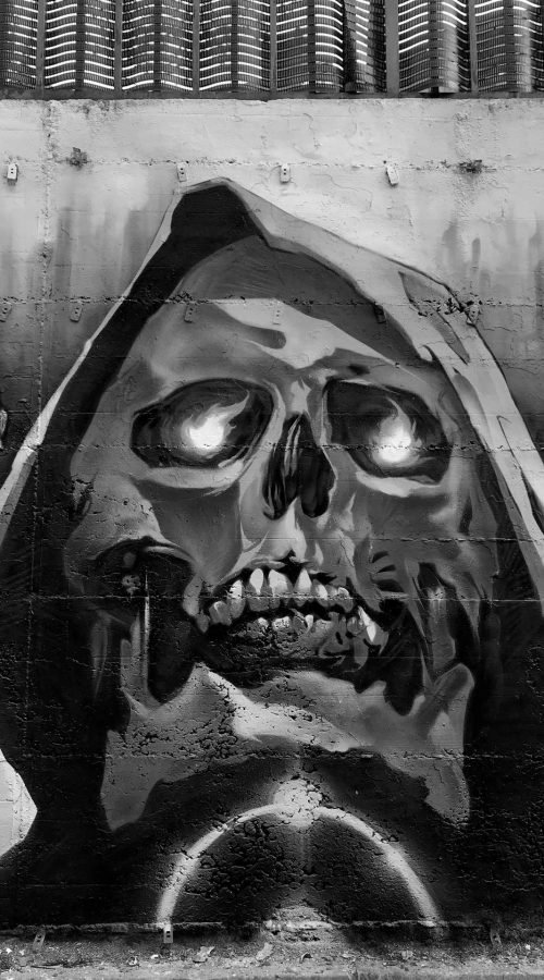 Graffiti de calavera azul con capucha y ojos rojos brillantes