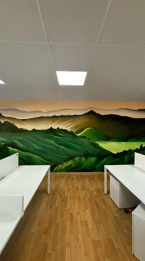 Paisaje mural en call center de Euromaster con montañas verdes