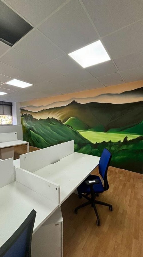Paisaje mural en call center de Euromaster con montañas verdes