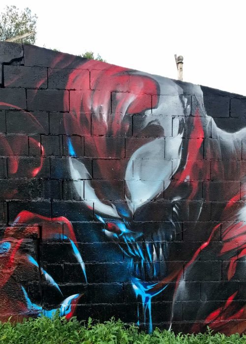 Mural urbano graffiti de Carnage, enemigo de Spiderman