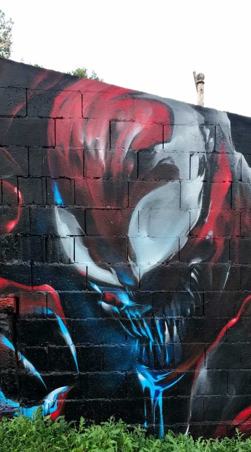 Mural urbano graffiti de Carnage, enemigo de Spiderman