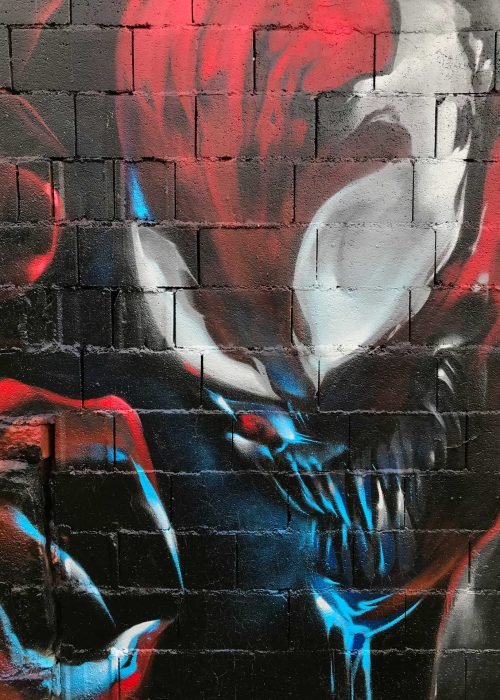 Mural urbano graffiti de Carnage, enemigo de Spiderman