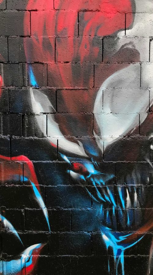 Mural urbano graffiti de Carnage, enemigo de Spiderman