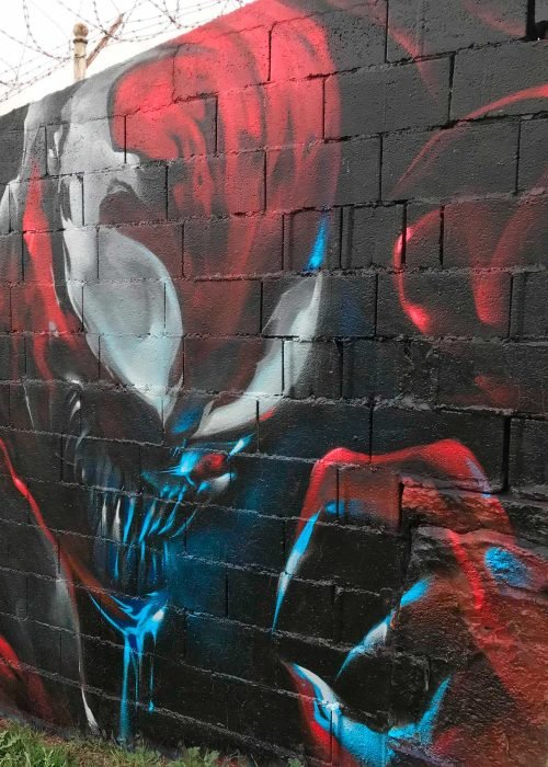 Mural urbano graffiti de Carnage, enemigo de Spiderman