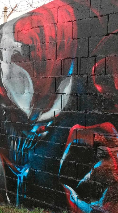 Mural urbano graffiti de Carnage, enemigo de Spiderman