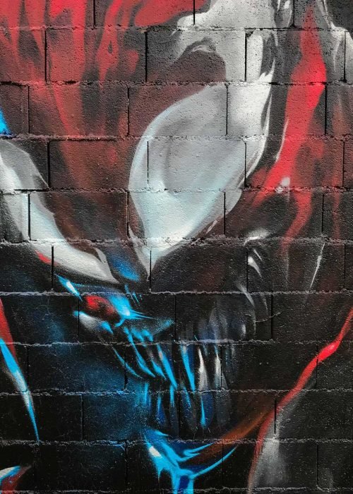 Mural urbano graffiti de Carnage, enemigo de Spiderman