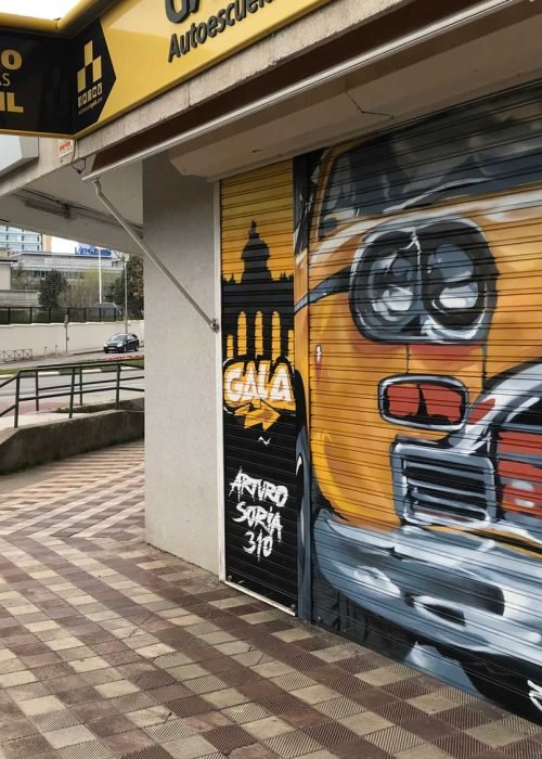 mural graffiti en cierres comerciales