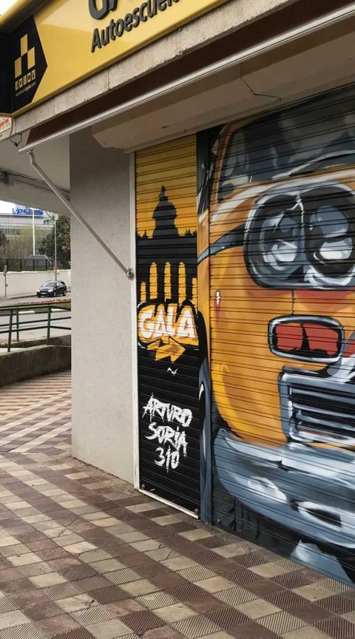 mural graffiti en cierres comerciales