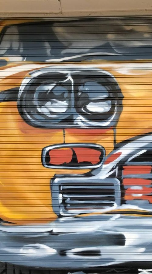 Coche clásico pintado en cierre de Autoescuela Gala Arturo Soria, graffiti realista