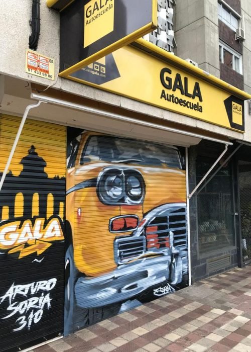 Coche clásico pintado en cierre de Autoescuela Gala Arturo Soria, graffiti realista