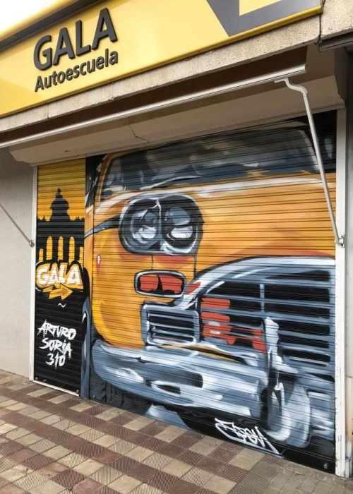 Coche clásico pintado en cierre de Autoescuela Gala Arturo Soria, graffiti realista