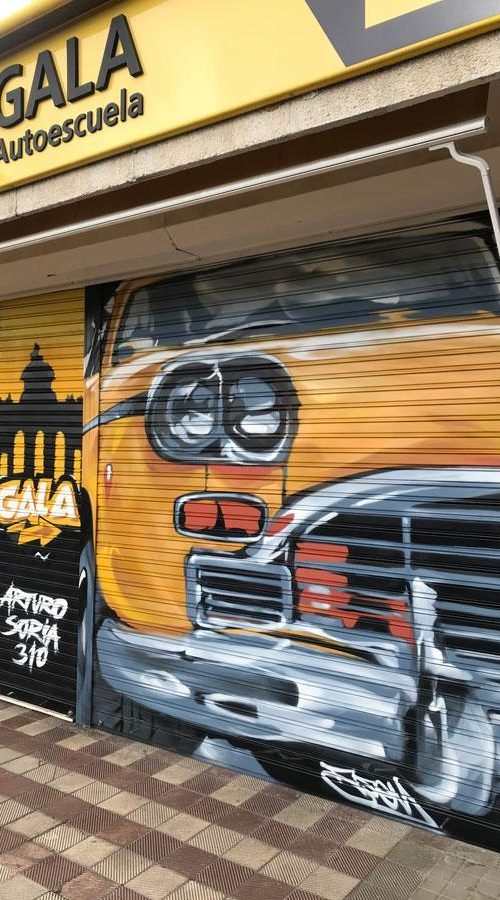 Coche clásico pintado en cierre de Autoescuela Gala Arturo Soria, graffiti realista