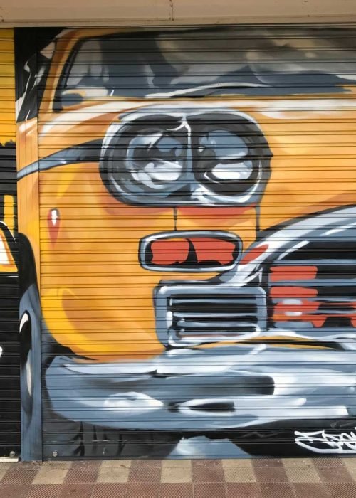 mural graffiti en cierres comerciales