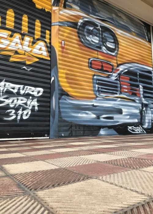 mural graffiti en cierres comerciales