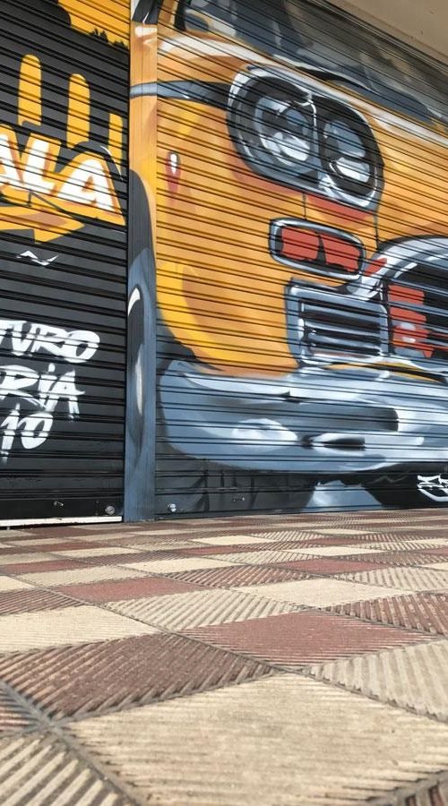 mural graffiti en cierres comerciales