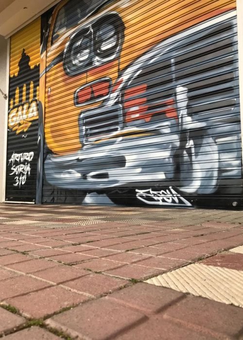 mural graffiti en cierres comerciales