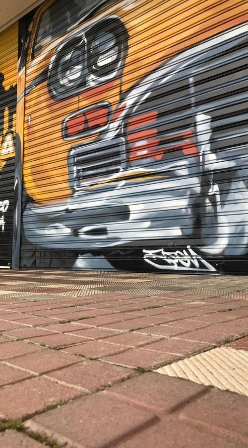 mural graffiti en cierres comerciales