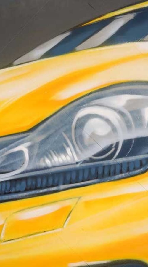 Mural comercial pintado a mano para fachada corporativa cerca del Metropolitano con diseño de coche BMW amarillo