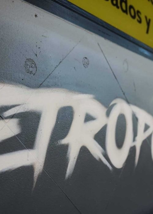 Mural con coche BMW amarillo en fachada de Autoescuela Gala Metropolitano