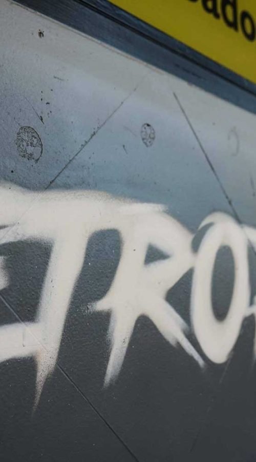 Mural con coche BMW amarillo en fachada de Autoescuela Gala Metropolitano