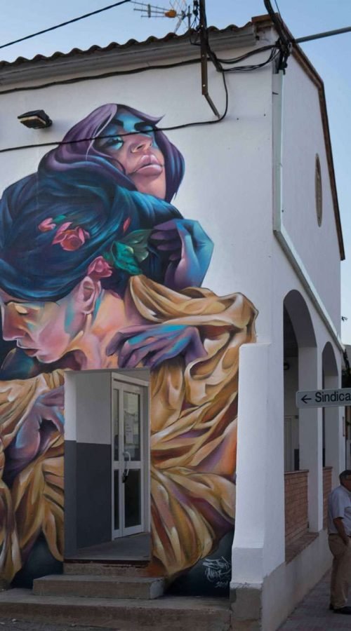 Mural feminista en la fachada del ayuntamiento de Castellnou de Seana, Lleida