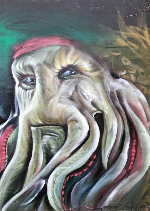 Graffiti realista de Davy Jones de Piratas del Caribe con tentáculos