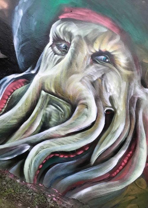 Graffiti realista de Davy Jones de Piratas del Caribe con tentáculos