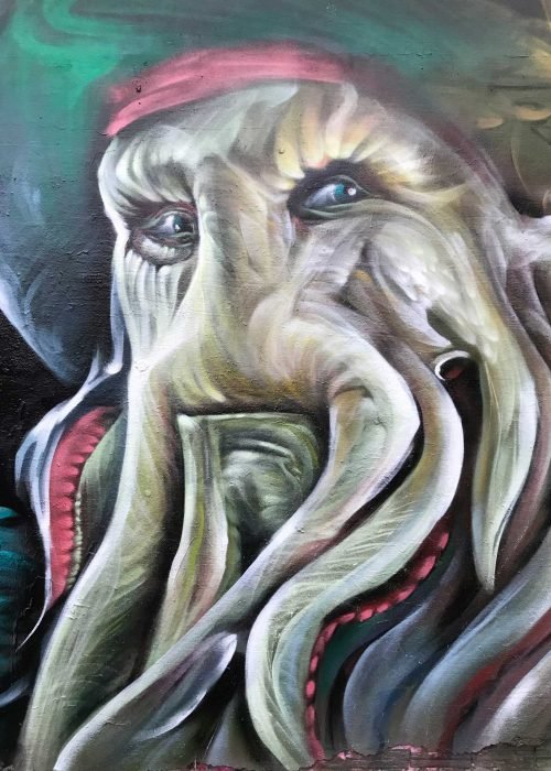 Graffiti realista de Davy Jones de Piratas del Caribe con tentáculos