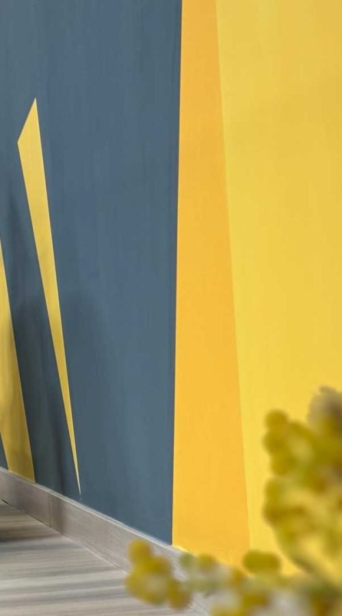 Mural geométrico en sede Gala FP, arte decorativo en interior a tres niveles