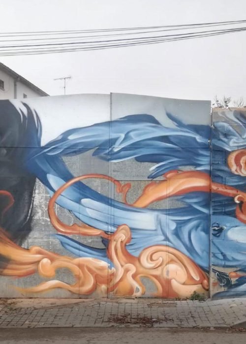 Graffiti de Don Quijote y aves en mural público en Villacañas, Toledo